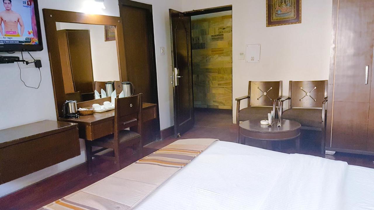 Hotel Deep Palace ラクナウ エクステリア 写真